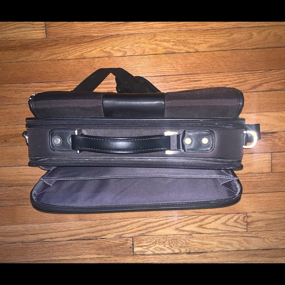 Kenneth Cole Computer Bag - Picture 5 of 9